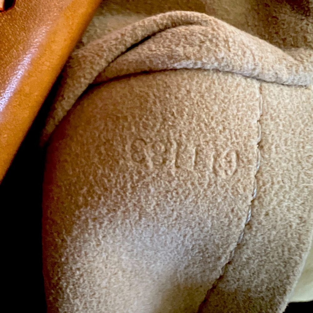 It’s a Louis Vuitton leather purse white and gray hand gray grip is